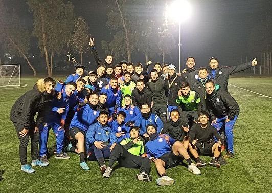 Charles Aránguiz compartiendo con un club de su comuna