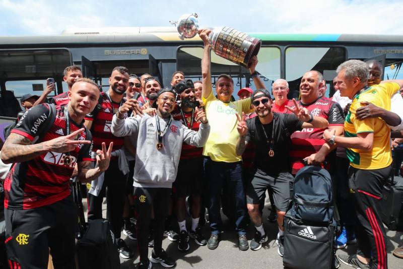 Jair Bolsonaro recibió al plantel de Flamengo campeón de Copa Libertadores.