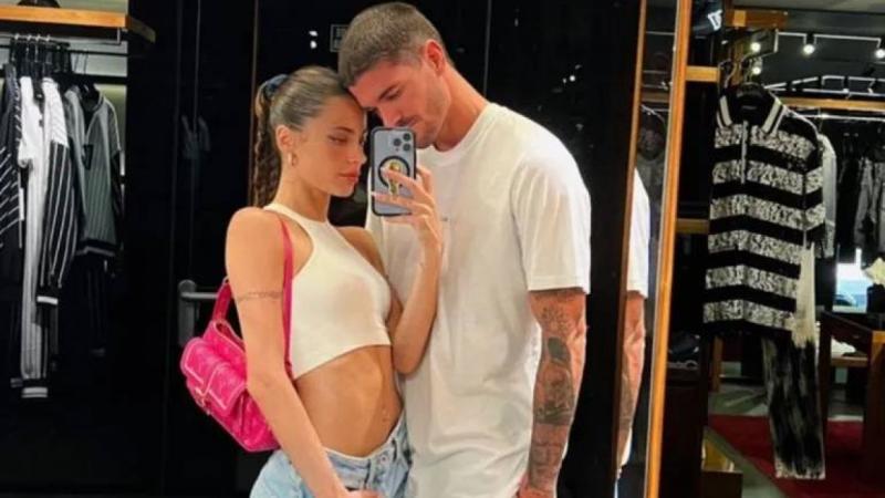 Tini armó sus maletas y viajó a Catar para animar a Rodrigo de Paul.
