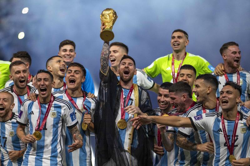El bisht, la prenda que dio la vuelta al mundo en el histórico momento que Lionel Messi levantó la copa - Photosport