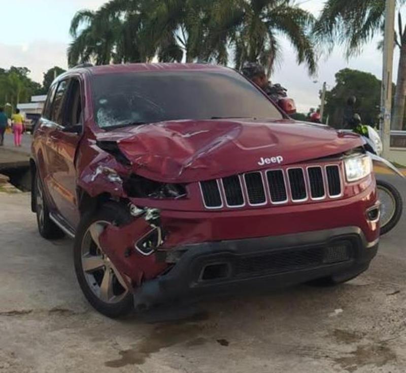 El conductor conducía a toda velocidad en este jeep cuando atropelló a los ciclistas y les causó la muerte. (diariolibre)