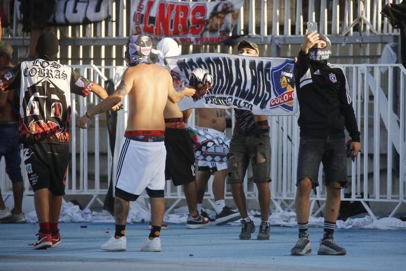 Hinchas de Colo Colo invadieron la pista atlética del estadio El Teniente.