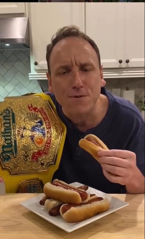 Joey Chestnut ganó la popular competencia de comer hot dogs