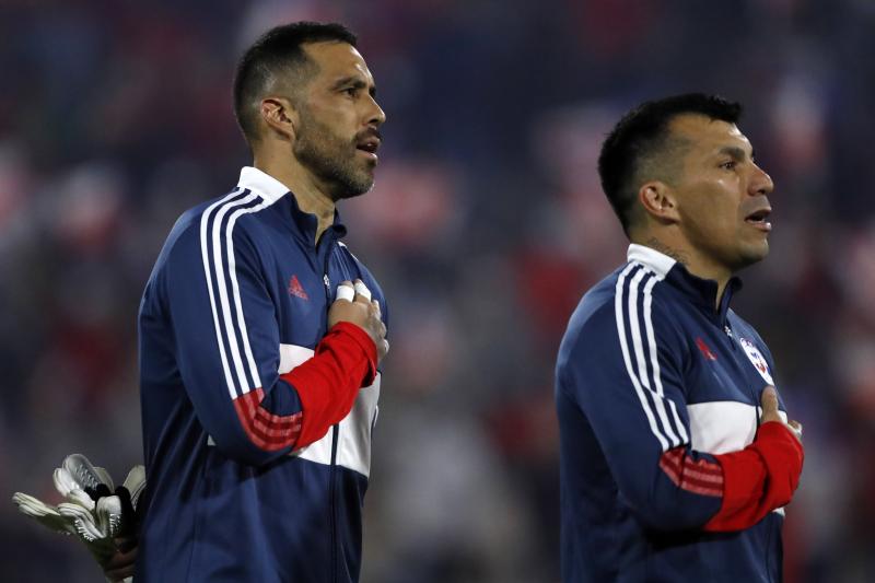 Gary Medel y Claudio Bravo quedarían fuera de la primera nómina de Gareca en la Roja. / Agencia Uno