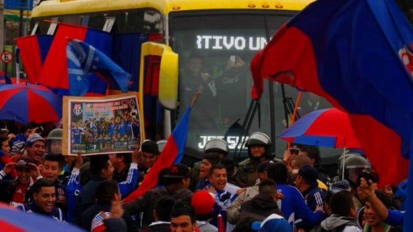 Hinchas de la U realizan último banderazo de la temporada