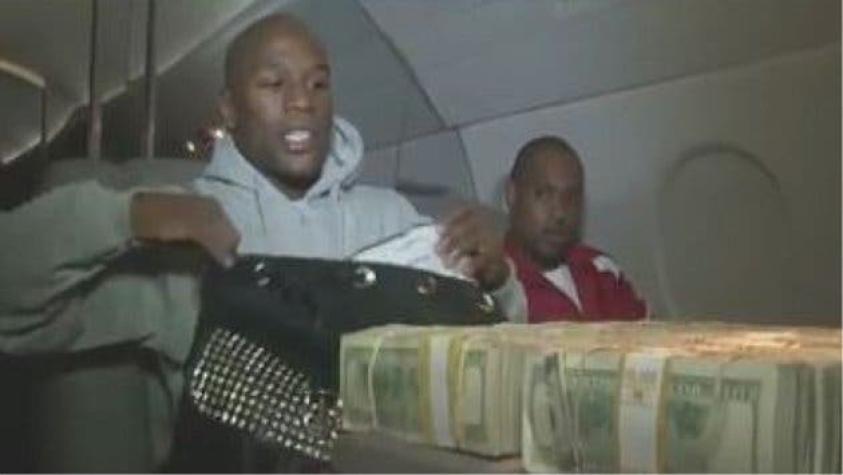 Famoso boxeador presume su dinero en viaje