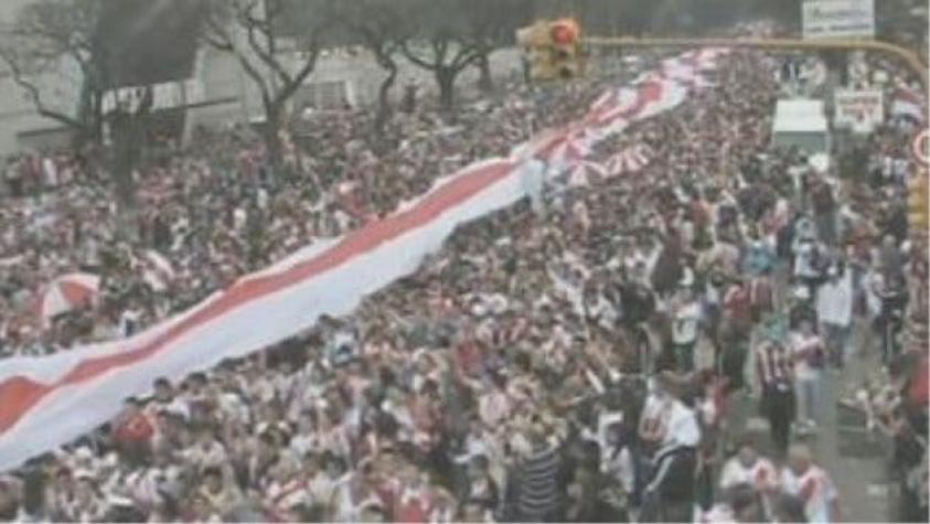 Hinchas de River Plate desplegaron la bandera más grande del mundo