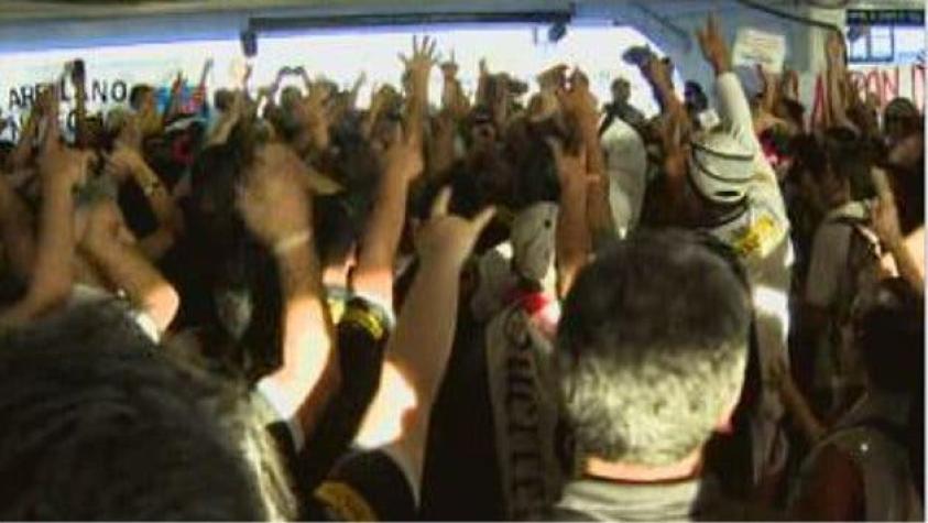 Hinchas de Colo Colo exigen salida de dirigentes
