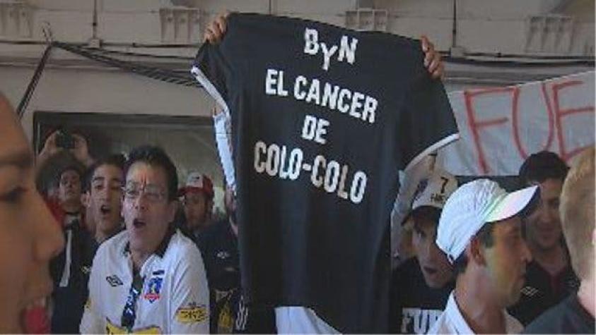 Hinchas de Colo Colo protestaron contra B&N