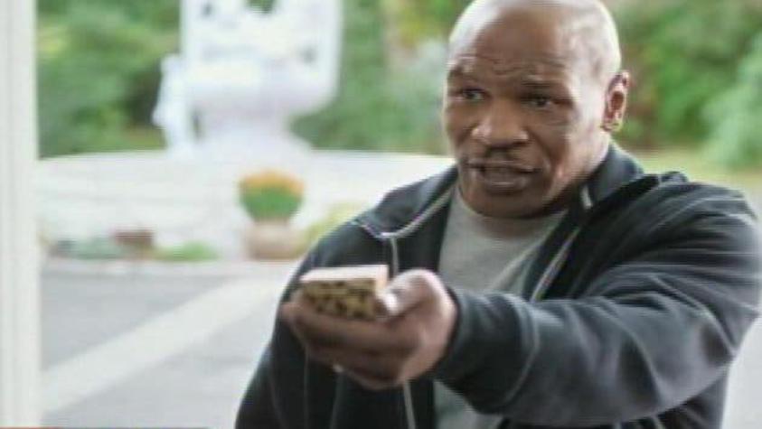 Mike Tyson "devuelve" oreja que mordió a Evander Holyfield
