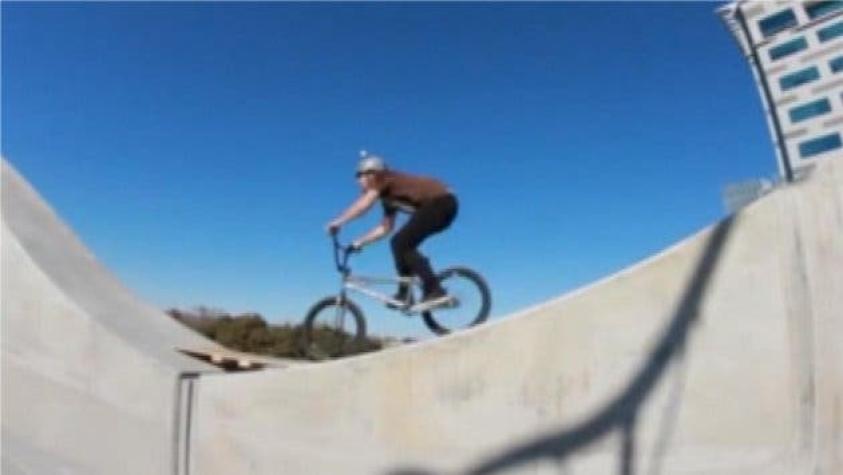 Osado ciclista desafía puente en EE.UU.