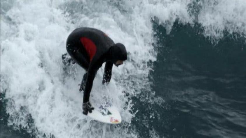 Surfista chileno Ramón Navarro hace historia en la Antártica