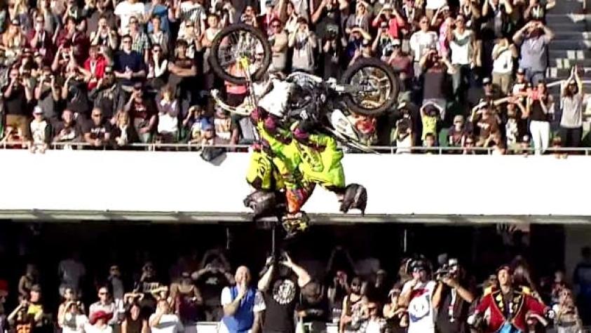 [VIDEO] Así se marca un nuevo record mundial haciendo un "backflip" en moto con 4 personas a bordo