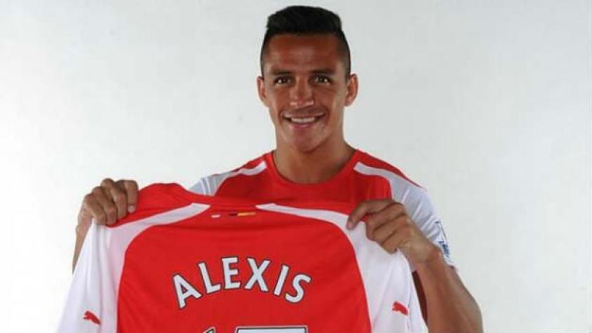 [Foto] Alexis Sánchez muestra la camiseta con la que jugará en el Arsenal