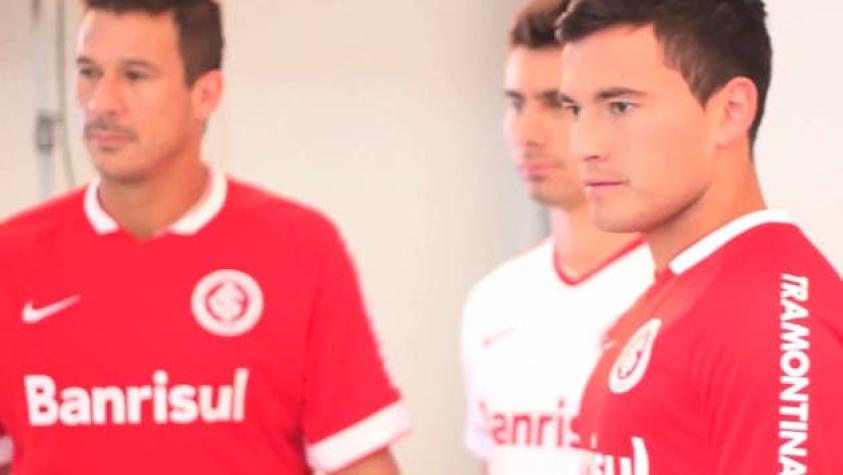 [VIDEO] Charles Aránguiz presenta la nueva camiseta de Internacional de Porto Alegre