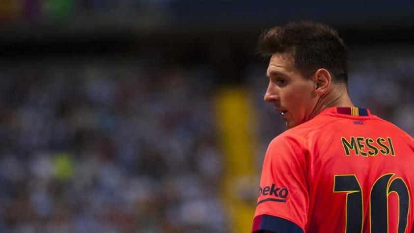 [VIDEO] ¿Lo hizo otra vez? Lionel Messi ignora a niño que entró a la cancha a saludarlo