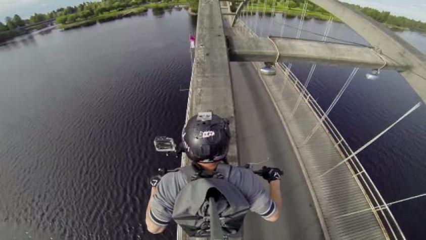[VIDEO] Motociclista extremo finlandés registra arriesgada acrobacia en estrecho puente