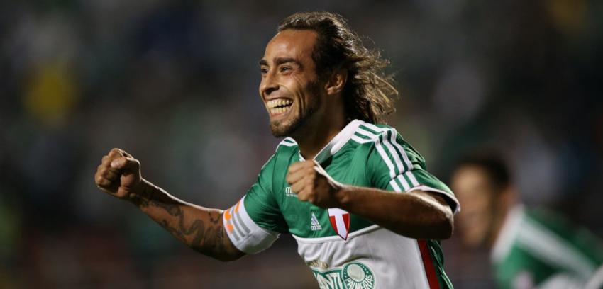 Jorge Valdivia reclama en twitter por retraso en su renovación