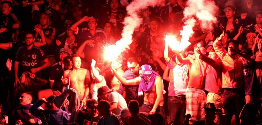 Universidad de Chile rechaza las bengalas encendidas por los “mal llamados hinchas”