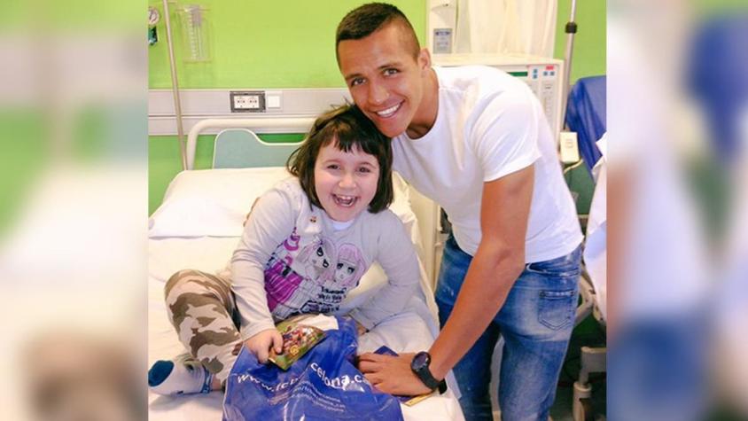 Alexis Sánchez hace feliz a niña hospitalizada