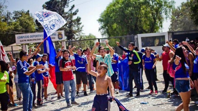 [VIDEO] Así fue el 'banderazo' de los hinchas de la U al plantel