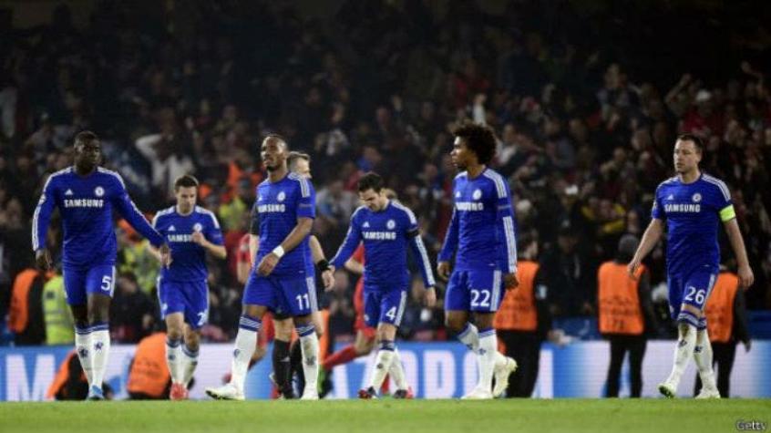 [VIDEO] Imperdible: Figuras del Chelsea convierten cena en un espectáculo de destreza futbolística