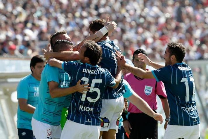 La UC golea a Colo Colo en el Monumental y sueña con el título