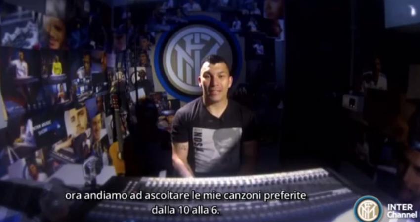 Gary Medel juega como DJ y muestra su faceta musical