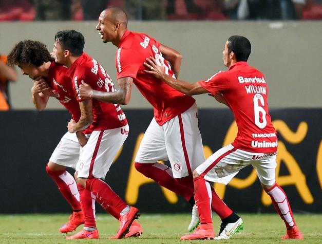 Eugenio Mena y Charles Aránguiz clasifican a los cuartos de final de la Libertadores