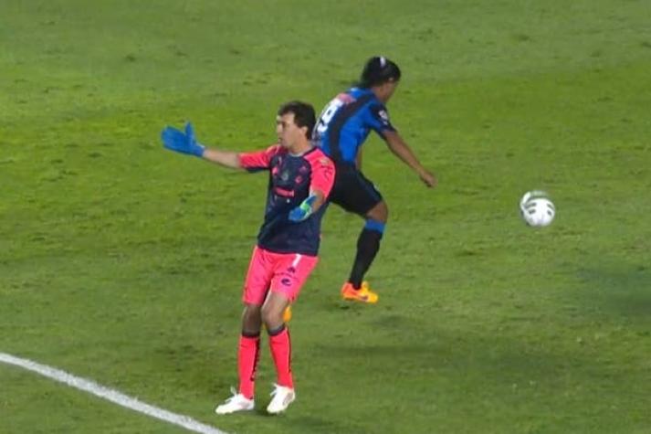 [VIDEO] Lo hizo otra vez: Ronaldinho le robó el balón al arquero cuando sacaba