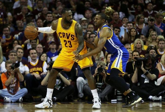LeBron guía otra vez a Cavaliers sobre Warriors, y van 2-1 en final de la NBA