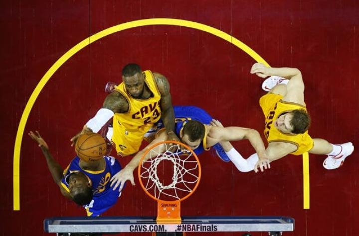 Curry lleva a los Warriors a empatar la serie con Cleveland en la final NBA