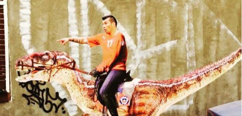 [FOTO] Lo único que faltaba: Gary Medel "domina" un dinosaurio