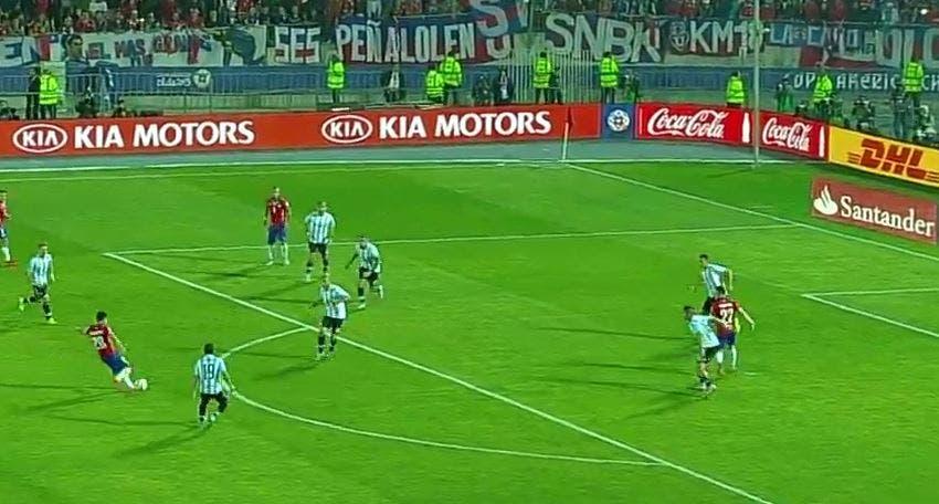 [VIDEO] Remate de Aranguiz que se fue largo y obligó a la tanda de penales