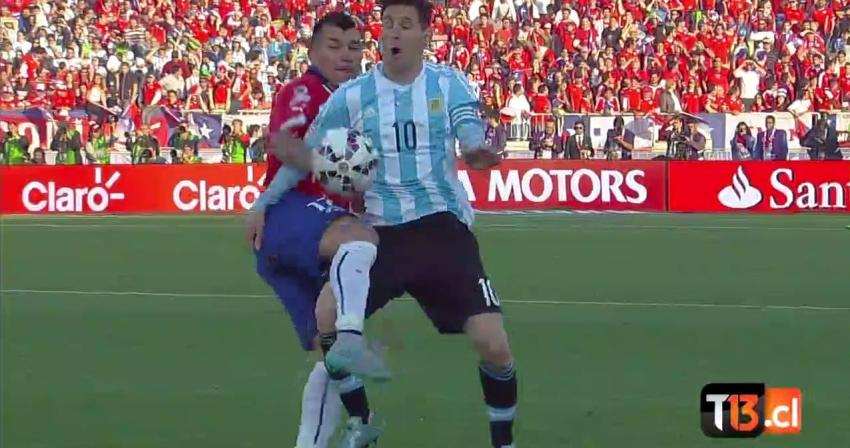 [VIDEO] Esta fue la patada de Gary Medel a Messi