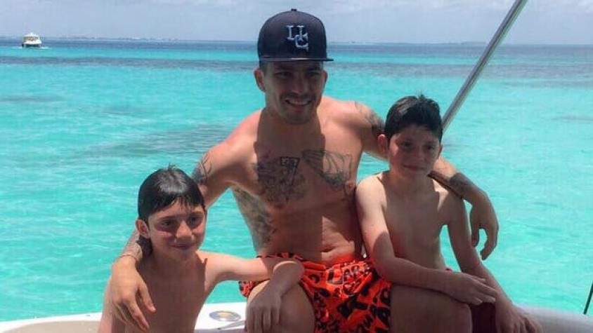 [VIDEO] Gary Medel disfruta de los "últimos chapuzones" de sus vacaciones