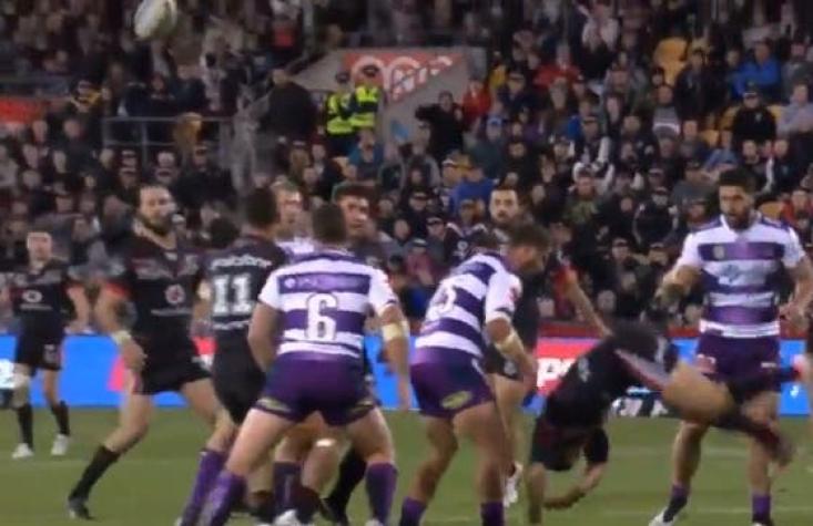 [VIDEO] Mira este increíble pase hecho en el rugby, con pirueta incluida