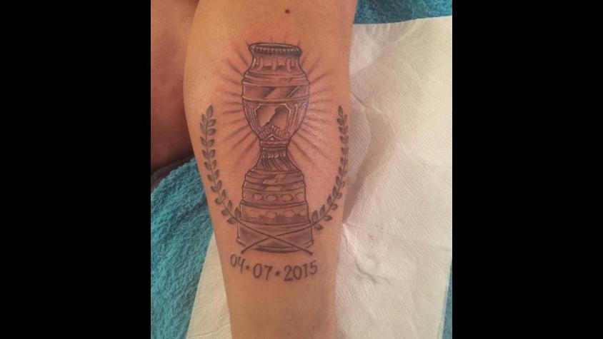 Gary Medel se tatuó la Copa América en su pierna