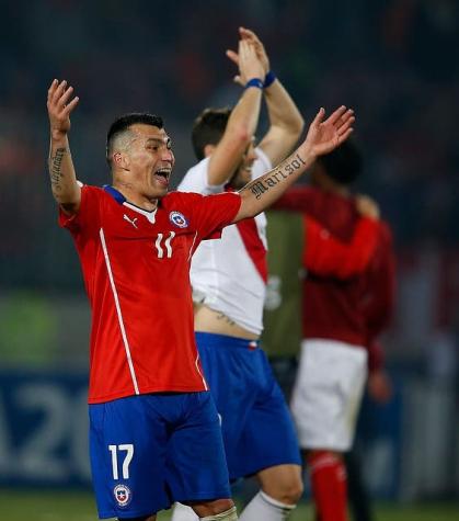 Gary Medel presenta a su hija como nueva hincha de la UC