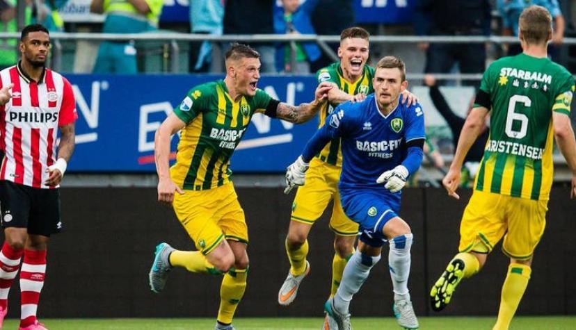 El espectacular golazo de taquito de un arquero en la Liga de Holanda