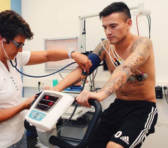 Nuevo compañero le da la bienvenida a Charles Aránguiz en Bayer Leverkusen