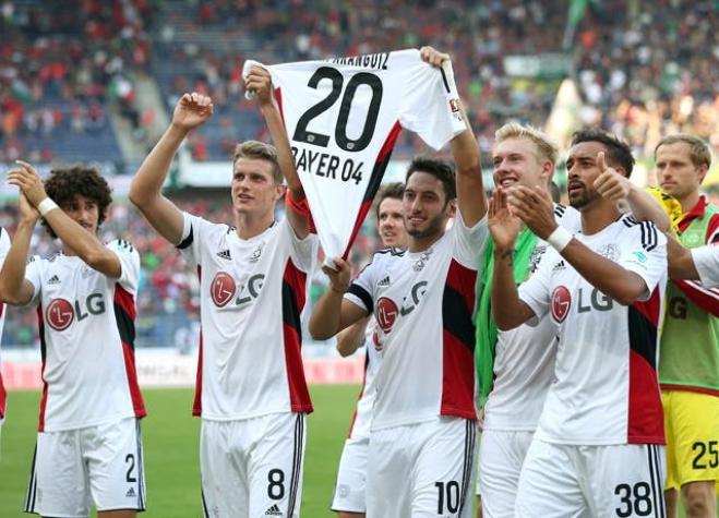 Plantel del Leverkusen le dedica a Charles Aránguiz triunfo sobre Hannover