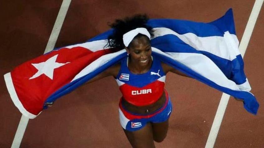 Garrochista campeona de Beijing subasta camiseta para ayudar a atleta parapléjica