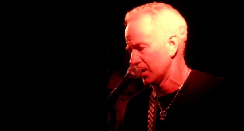 [VIDEO] Escucha al rabioso ex tenista John McEnroe tocando un cover de Nirvana
