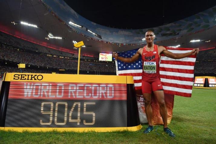 Estadounidense Ashton Eaton gana oro y bate récord mundial de decatlón en Beijing