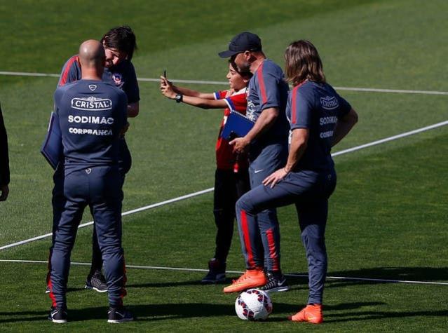 Curiosidades de práctica abierta: Sampaoli se fotografía con niño y Valdivia ovacionado