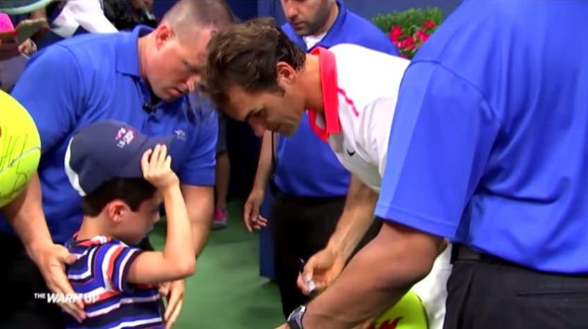 [VIDEO] El noble gesto de Roger Federer con un pequeño admirador