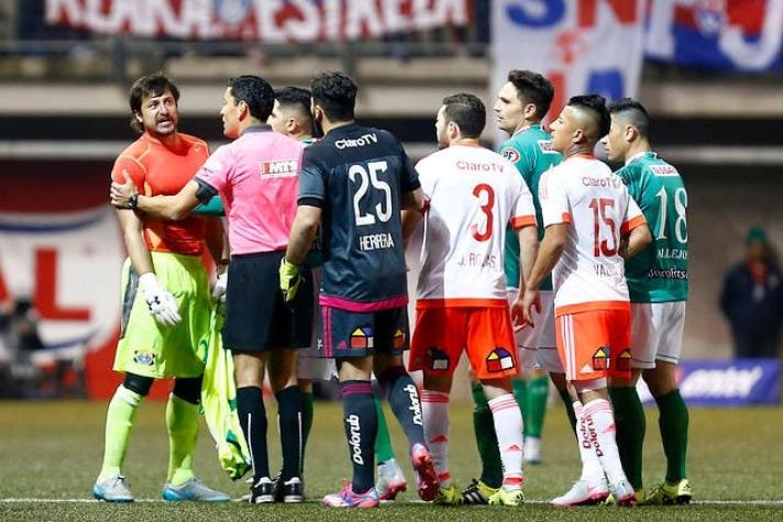 Juez del duelo Audax-U explicó por qué no suspendió el partido ante incidentes
