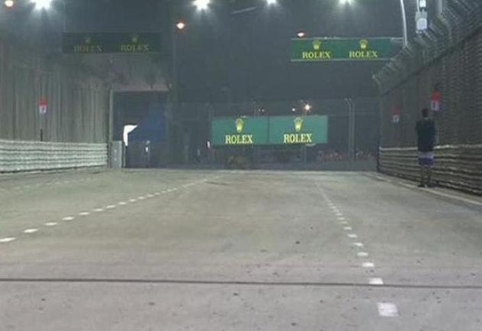 Hombre salta a la pista y detiene por momentos el GP de Singapur de Fórmula 1