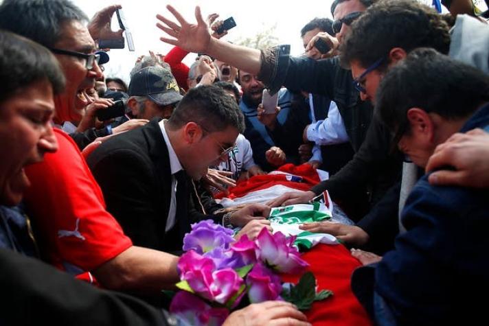 Con globos y gran presencia de hinchas se vivió funeral de Eduardo Bonvallet